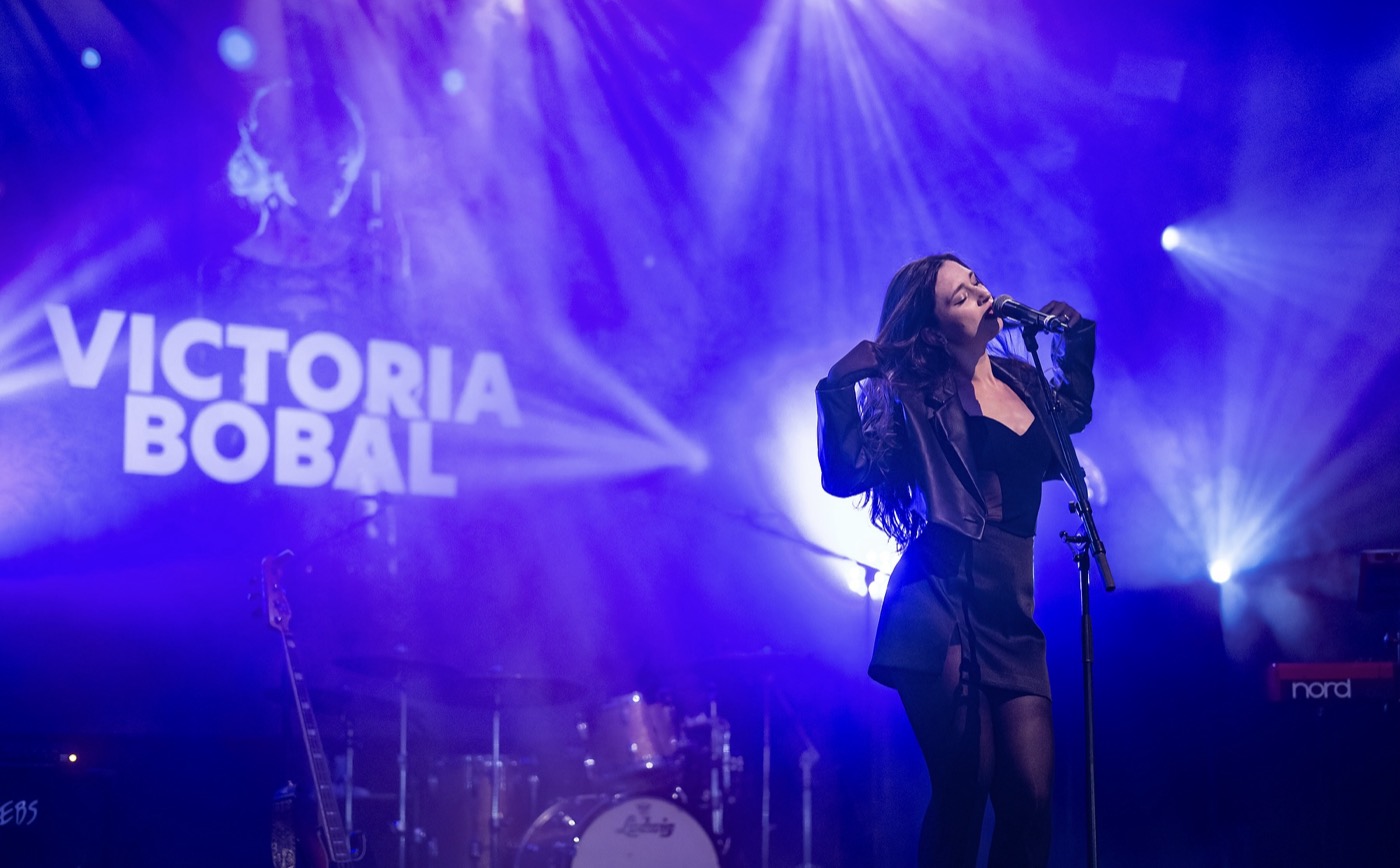 Victoria Bobal under en konsert
